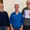 Für seine außerordentlichen Verdienste um den Luftsport in Bayern ehrte der Erste Vorsitzende des FSCW, Jochen Gögelein (im Bild in der Mitte), den scheidenden Spartenleiter Jürgen Biesner (im Bild rechts) mit der Ehrenplakette des Luftsportverbandes Bayern in weiß-blau. Jürgen Seifert (im Bild links) wurde einstimmig zum neuen Leiter der Sportsparte Modellflug im Flugsport-Club Würzburg gewählt.