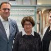 Das Gerolzhöfer Optikergeschäft Wolf-Jüttner feiert in diesem Jahr sein 75-jähriges Bestehen. Das Bild zeigt die Inhaber Stephan Jüttner und Nina Jüttner (rechts) zusammen mit Senior-Chefin Brunhilde Wolf-Jüttner.