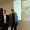 Angela Scholz, Leiterin des katholischen Kindergartens St. Nikolaus, zusammen mit Eva von Vietinghoff-Scheel, Vorständin des Kommunalunternehmens des Landkreises Würzburg und Alexander Kutscher, Geschäftsleiter des Zweckverbands Abfallwirtschaft Raum Würzburg, beim Vorlesetag.