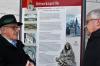 Die neue Infotafel vor der Westfassade der Ritterkapelle: Bernd Reinhard (links) bei der Vorstellung der Informationstafel zur Ritterkapelle an der Westfassade des Gebäudes mit Stadtpfarrer Stephan Eschenbacher.