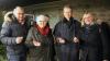Ein Licht für den Frieden am ersten Advent. Von links: Stefan Funk (CSU-Stadratsfraktionsvorsitzender), Marianne Prowald (Oberndorfer SPD-Stadträtin), Sebastian Remelé (Oberbürgermeister), Barbara Mantel (Grünen Stadtratsfraktionssprecherin)