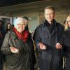 Ein Licht für den Frieden am ersten Advent. Von links: Stefan Funk (CSU-Stadratsfraktionsvorsitzender), Marianne Prowald (Oberndorfer SPD-Stadträtin), Sebastian Remelé (Oberbürgermeister), Barbara Mantel (Grünen Stadtratsfraktionssprecherin)