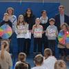 Die Initiatorinnen Katrin Maske, Stefanie Geuter, Christina Raab-Senft und  Theresa Karper, sowie Schulleiter Harald Schafferhans und Schülervertreter bei der Übergabe der Spiele.