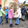 Eifrig helfen die Schülerinnen und Schüler beim Verladen der Pakete mit. Eifrig helfen die Schülerinnen und Schüler beim Verladen der Pakete mit.