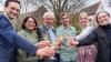 Das Weingut Dereser in Stammheim gehört zu den besten Winzerbetrieben Bayerns, davon zeugt der Titel "Bayerischer Staatsehrenpreis 2022". Auf den Erfolg stießen an (von links): Florian Töpper, Gerda und Hermann Dereser, Juniorchef Johannes Dereser, Laura Ziegler sowie Katharina Graf.
