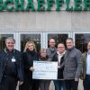 Spendenübergabe am Tor 2: Domkapitular Clemens Bieber, Saskia Hartmann, Petra Blumenau, Jürgen Schenk, Guido Siegmann, Peter Ziegler und Mariusz Kaczmarski (von links).