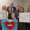 Über zwei großzügige Spenden freuen sich (von links) der Vorsitzende des Kindergartenträgervereins Peter Laschimke, Erzieherin Alexandra Pfennig, Erzieherin Johanna Bretz, GOK-Geschäftsführer Gerald Unger, GOK-Inhaber und Geschäftsführer Dieter Kleine, die Vorsitzende des Tierschutzvereins Sharon Hawkins, Evelyn Kleine und der zweite Vorsitzende des Tierschutzvereins Dieter Model.