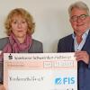 Im Bild: (von links) Susanne Kehr (Kindernothilfe) und Ralf Bernhardt (FIS-Geschäftsführer).