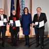 Drei Unterfranken mit Verfassungsorden: Für besondere Verdienste um die Demokratie in Bayern zeichnete Landtagspräsidentin Ilse Aigner (Dritte von links) in München Prof. Hermann Einsele, die Theaterdirektorin Anne Maar und Prof. Klaus Schilling aus (von links).