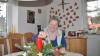 Etwas Schönes gestalten, das ist Gerlinde Geyer nicht nur für ihr Zuhause - wie hier beim Adventsgesteck - wichtig, sondern auch beim Blumenschmuck in der Kirche.