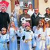 Bei der Eröffnung des Gramschatzer Christbaummarktes mit der Engelschar, Matthias Rottmann als Sankt Nikolaus, Laura Grömling als Christkind sowie (mittlere Reihe von links) Landrat Thomas Ebert, Vereinsringsprecher Alfred Stark, Landtagsabgeordneter Manfred Ländner und Bürgermeister Karl Gerhard aus Retzstadt.
