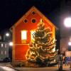 Die LED-Beleuchtung am Christbaum vor dem Unterpleichfelder Rathaus wird in der Advents- und Weihnachtszeit wie in den letzten Jahren täglich von 16 bis 23 Uhr angeschaltet. Die LED-Beleuchtung am Christbaum vor dem Unterpleichfelder Rathaus wird in der Advents- und Weihnachtszeit wie in den letzten Jahren täglich von 16 bis 23 Uhr angeschaltet.