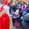 Für jedes Kind hatte der Nikolaus auf dem Höchberger Christkindlesmarkt einen Schokoladennikolaus dabei.