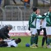 Muss nach seinem Foul ein Mal zusehen: Adam Jabiri vom FC 05 Schweinfurt (ganz rechts), der den Heimstettener Alexis Fambo (am Boden) gestoppt hatte. 