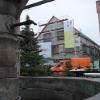 Am weihnachtlich geschmückten Marktplatz entsteht derzeit das neue Bürgerhaus der Stadt Hammelburg. Eigentlich sollte es im Juli fertig werden, allerdings gibt es aktuell einige Monate Verzögerung.
