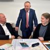 Am Sonntag, 11. Dezember beginnt die neue Fahrplanperiode. Michael Schäder (links), Nahverkehrsbeauftragter, Landkreis Bad Kissingen, und Nora Schwetje, Koordinatorin für ÖPNV-Projekte, Landkreis Bad Kissingen im Gespräch mit Landrat Thomas Bold.