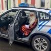 Nach einem Autounfall in der Region Würzburg drohte das Nikolaus-Fest für hunderte Würzburger Schülerinnen und Schüler beinah ins Wasser zu fallen. Doch Polizeibeamte am Unfallort erkannten den Nikolaus sofort und fuhren ihn zu seinen nächsten Einsätzen.
