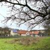 Ein Bauwilliger möchte auf einer freien Fläche an der Seestraße in Frickenhausen mehrere Tiny-Häuser errichten. Der kleine Frickenbach könnte die Pläne zunichtemachen.