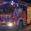 Schöne Bescherung durch die Schonunger Feuerwehr: Der Nikolaus kam mit dem Feuerwehrauto und verteilte Geschenke an die Kinder.