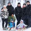 Wintereinbruch in der Rhön: Touristen aus Fulda wandern am Sonntag mit Kindern und Schlitten an der Wasserkuppe bei Poppenhausen. 