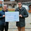 Frank Schneider (Bayernwerk, links) und Bürgermeister Johannes Albert bei der Spendenübergabe.