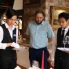 Petko Novakov (Mitte), stellvertretender Leiter des Restaurants im Hotel Neumühle, geht mit den beiden vietnamesischen Auszubildenden Huy Nguyen (links) und Trung Le (rechts) das richtige Decken und Dekorieren eines Tisches durch.