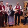 „Querbeet“ bei der BSW-Weihnachtsfeier: Erika Kurfess (Mitte) und ihr Männerquartett Werner Sauer, Josef Mennig, Alfons Schlereth und Willi Dotter in Trachtenanzügen (von links) Thomas Störlein, Außenstellenleiter der Stiftungsfamilie BSW Bahnsozialwerk in Gemünden.
