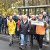 Mit einem Fanmeile-Banner vorneweg startete am 30. November die "Mittwochsgruppe" an der Bushaltestelle Wildpark. Ziemlich genau ein Jahr ist es her, seit von dort zum ersten Mal ein solcher Spaziergang unternommen wurde. Inzwischen hat sich das Spaziergang-Angebot zum Renner gemausert, Freundschaften sind entstanden, so Ehrenamtskoordinatorin Heide Wunder (Sechste von links).  