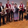 „Querbeet“ bei der BSW-Weihnachtsfeier im Felix-Fechenbach-Haus in Würzburg: Erika Kurfess (Mitte) und ihr Männerquartett Werner Sauer, Josef Mennig, Alfons Schlereth und Willi Dotter in Trachtenanzügen (von links) umrahmt von den BSW-lern Udo Link (links), Petra Eckert (Mitte) und Thomas Störlein (rechts).