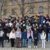 Französische und deutsche Schüler im Schulhof des Siebold Gymnasiums