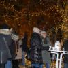 Beim Kitzinger Weihnachtsmarkt genossen die Besucherinnen und Besucher die weihnachtliche Stimmung am Platz der Partnerstädte.
