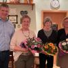 Der Vorsitzende des Caritasvereins Gädheim e.V., Peter Kraus, gratulierte Barbara Stühler, Gabriele Burkard und Karin Hauck (von links) zum runden Geburtstag und überreichte einen Blumenstrauß. Darüber hinaus konnte er Barbara Stühler und Karin Hauck für 30 Jahre im Kindergarten Gädheim ehren.