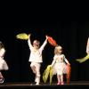 Im Bild Luise Räth, Bianca Pelzer mit Kindertanzgruppe, Musik "Die Lichterfee".