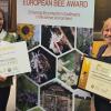Kornelia Marzini (links) und Elena Krimmer von der LWG haben den European Bee Award vom Verband der europäischen Landbesitzer entgegengenommen.