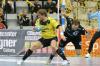 Zwei frühere Rimparer Wölfe im Zweikampf: Jan Schäffer, inzwischen Kreisläufer beim HSC 2000 Coburg (links), und der reaktivierte Ex-Kapitän Stefan Schmitt (Mitte). Rechts im Hintergrund Würzburgs Torwart Jonas Maier. Zwei frühere Rimparer Wölfe im Zweikampf: Jan Schäffer, inzwischen Kreisläufer beim HSC 2000 Coburg (links), und der reaktivierte Ex-Kapitän Stefan Schmitt (Mitte). Rechts im Hintergrund Würzburgs Torwart Jonas Maier.