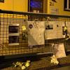 Mütter haben vor dem Jugendamt Main-Spessart in Karlstadt Blumen abgelegt.