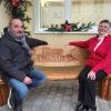 Gudrun Schmalfuß hat mit ihren Bastelarbeiten so viele Spenden sammeln können, dass Robert Reuscher aus dem Erlös eine Künstlerbank mit der Motorsäge fertigen konnte. Die Bank hat ihren Platz im Innenhof vom Haus St. Michael.