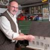 Walter Kaspar hat in seiner Werkstatt das alte Pfarrhaus gebaut. Er kennt es noch aus Kindertagen, es wurde 1960 abgerissen.