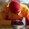 Ein Wasserretter der DLRG misst die Dicke des Eises.