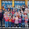 Die Künstlerinnen und Künstler der diesjährigen Weihnachtskartenaktion des Landrats gemeinsam mit den Lehrerinnen der Grundschule Am Zabelstein, Rektorin Petra Hergenröther (oberste Reihe, erste von links) und Landrat Florian Töpper (unterste Reihe, links außen).