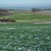 An der B303 (links im Bild) an der Anschlussstelle von Humprechtshausen ist bis zum Wiesen- und Ackergrund am Rügheimer Flurweg auf 16 Hektar eine Freiflächen-Photovoltaikanlage geplant.