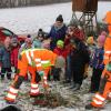 Hochkonzentriert verfolgten die Kinder, wie die Männer in Orange aus dem hart gefrorenen Boden ein Loch aushoben, um dann dort ihren Baum zu pflanzen.