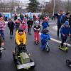 Begeistert drehten am Sonntag die Kinder auf dem neuen Kreisel ihre Runden.  