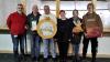 Robert Meindl (Schützenmeister) und die Gewinner des Päckchenschießens Frank Grap, Thomas Dolezal mit Weihnachtsscheibe, Simone Meindl, Thomas Popp und Markus Reichert.