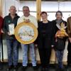 Robert Meindl (Schützenmeister) und die Gewinner des Päckchenschießens Frank Grap, Thomas Dolezal mit Weihnachtsscheibe, Simone Meindl, Thomas Popp und Markus Reichert.