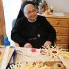 "Am liebsten mache ich Strohsterne, wenn ich alleine bin und Ruhe habe", erzählt Schwester Agnesia Greß. Aber sie erklärt auch gerne, wie die kleinen Kunstwerke entstehen.