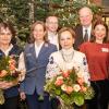 Den Bürgersozialpreis 2022 der Stadt Würzburg erhielten der Verein Mrija, hier mit Anastasia Schmid (Bildmitte), und die Therapiebegleithunde-Teams des Malteser Hilfsdienstes unter Leitung von Anette Wolf (Zweite von links). Mit im Bild (von links) Oberbürgermeister Christian Schuchardt, Heike Fleischmann (Malteser), Simon Kiesel, Klaus Friederich und Julia Heigel (alle vom Lions Club Würzburg West) und Sozialreferentin Dr. Hülya Düber.