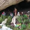 Diebstahl zu Weihnachten: Unter einer Baumwurzel hat Regina Pöpl eine Weihnachtskrippe installiert. Nun wurden dort Figuren gestohlen: unter anderem Stern von Bethlehem.