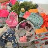 Selbstgestrickte Schuhe, genähte Mützen und Höschen - alles ist dabei. Selbstgestrickte Schuhe, genähte Mützen und Höschen - alles ist dabei.