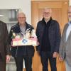 Landrat Wilhelm Schneider (von links) bei der Verabschiedung des bisherigen Regionalbeauftragten Walter Klein und Einführung des Nachfolgers Hubert Zinkl, zusammen mit Wirtschaftsförderer Michael Brehm.